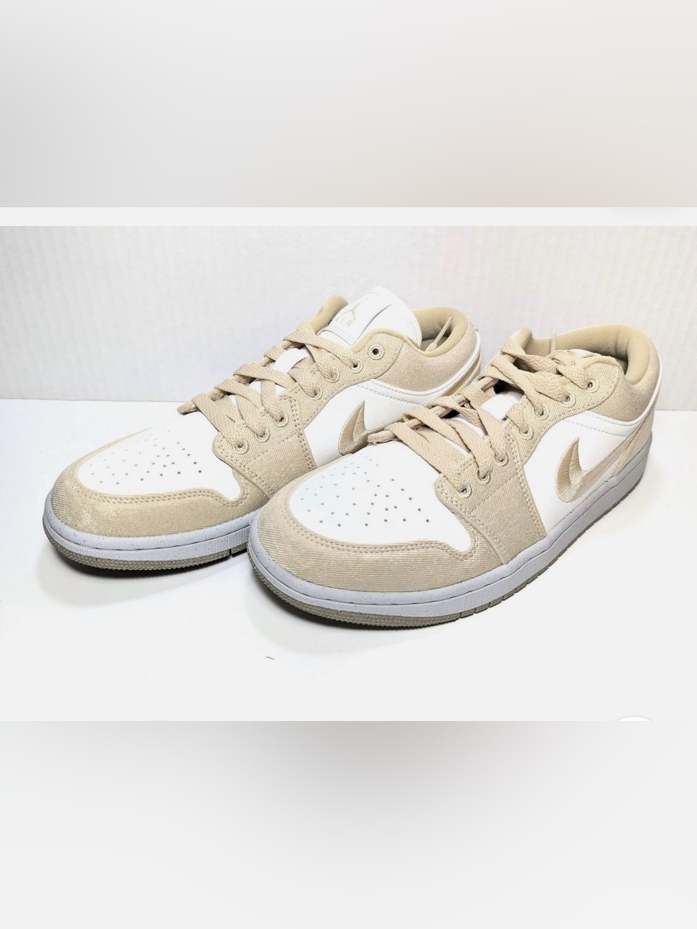 Air Jordan 1 Low Se Sneaker in Team Gold & Sail
Size 7.5